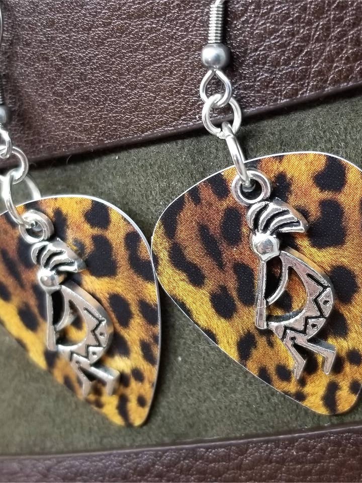 Brincos Kokopelli Charm Guitarra por atacado de Simply Raevyn