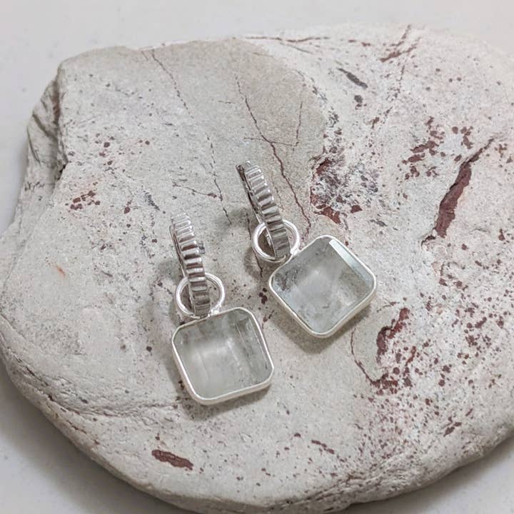 De gefacetteerde vierkante blauwe topaas oorbellen voor wholesale door Lapis London