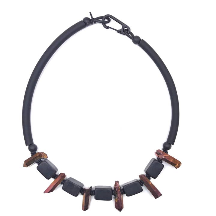 Collier en cristal de quartz. Déclaration mode tendance pour la vente par Frank Ideas