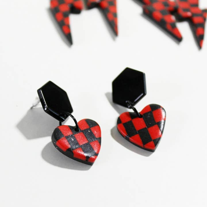 Røde og sorte skakternet hjerte øreringe for engroshandel hos DisEM