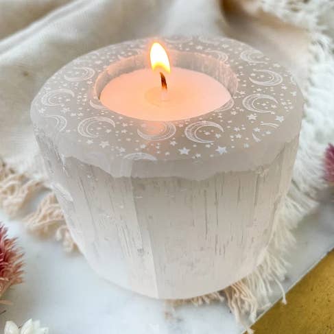 Candelabro redondo de selenita «Celestial Bodies» para venta al por mayor de Fractalista Designs