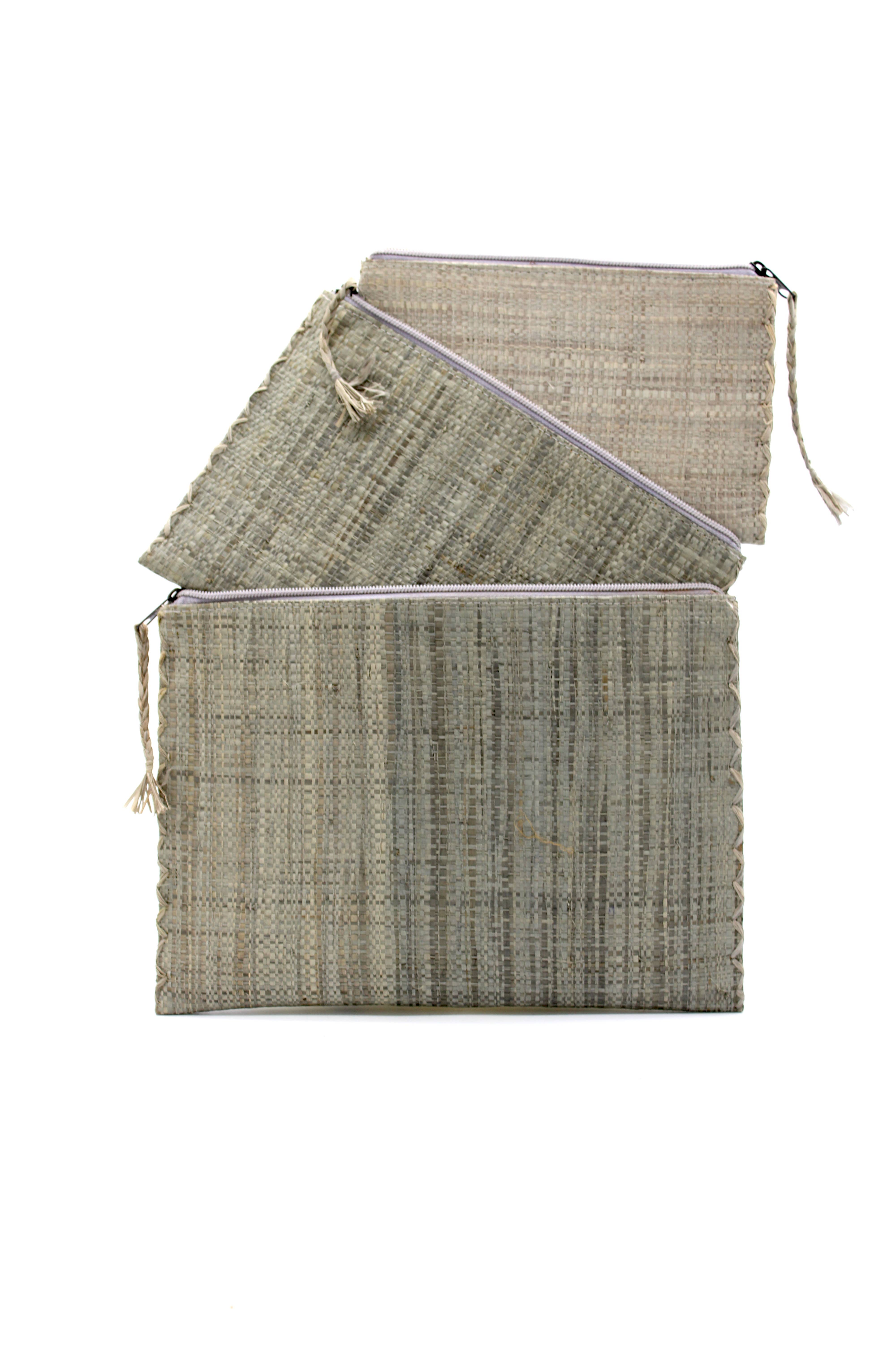 Shebobo - Vente Pochette – femme - Ensemble Amelia de 3 pochettes imbriquées unies en raphia tissé1