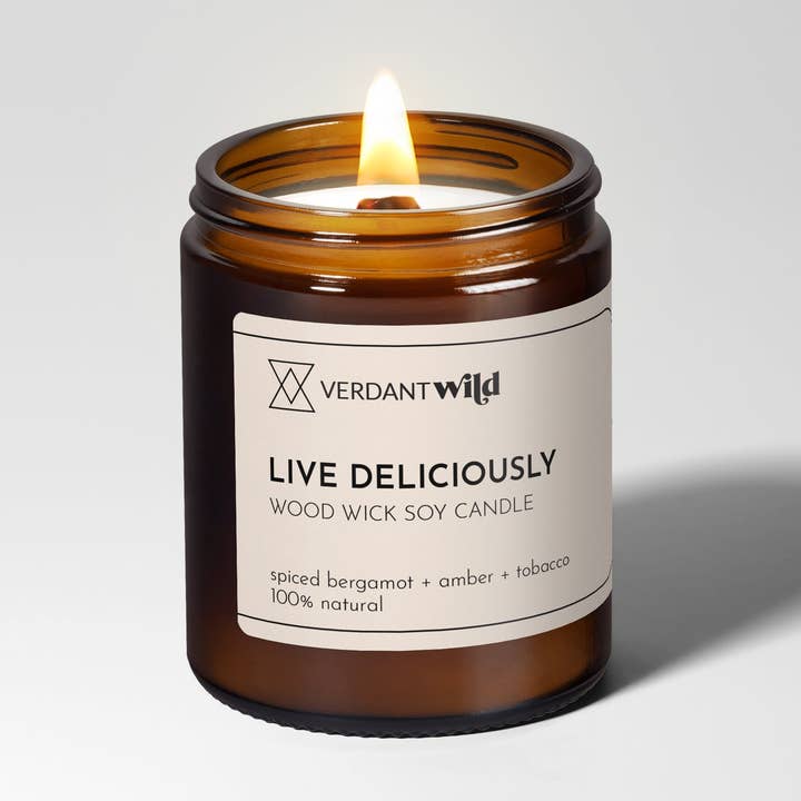 Candela di soia con stoppino in legno LIVE DELICIOUSL per la vendita all'ingrosso da parte di Verdant Wild Apothecary