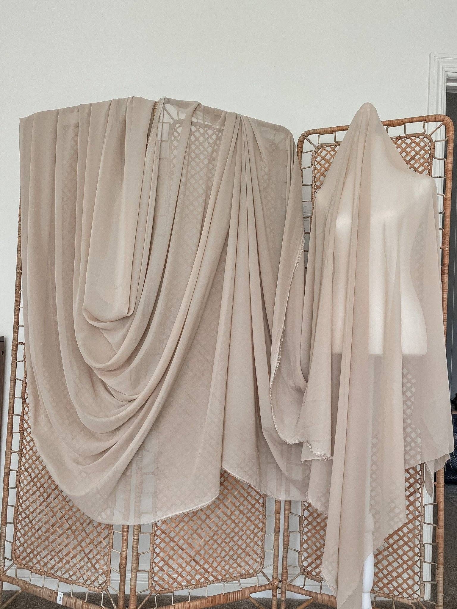 GalaTextile - Vendita all'ingrosso Tessuto - Tessuto in chiffon color tortora, tessuto velato in chiffon leggero, crema, materiale neutro per tende da sposa, tessuto per drappeggi ad arco2