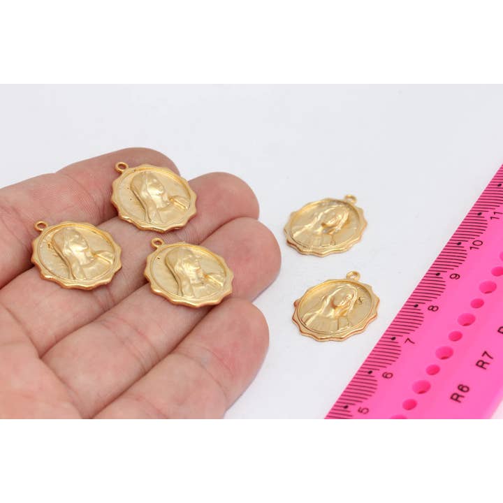 Colgante Virgen María de 24k en oro mate 9x21 mm, MTE1213 para venta al por mayor de QueenJewelryM