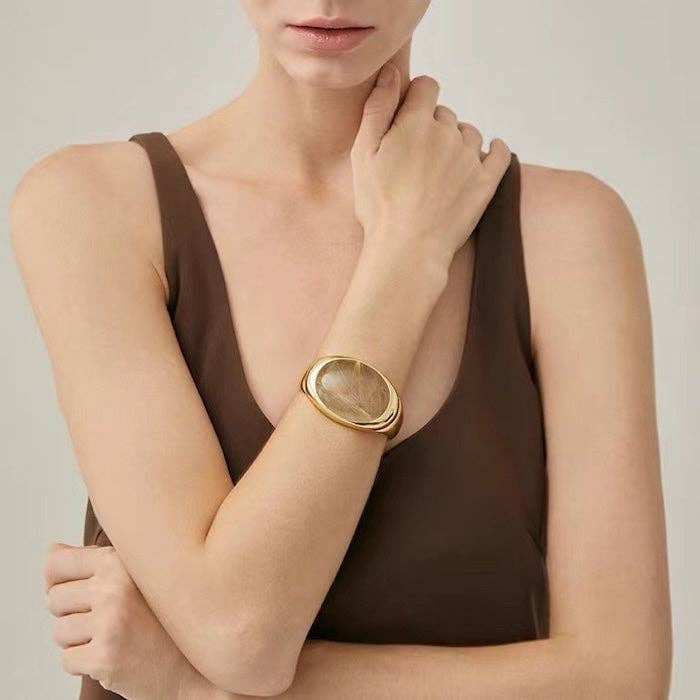 Djärv minimalistisk bred armring i guld-rutilkvarts för wholesale av LanLivia