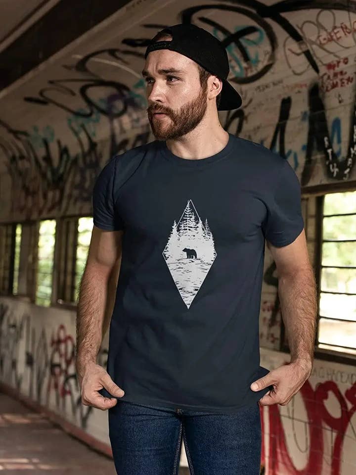 ULTRABASIC - Grafisk tryckt Skogsbjörn-T-shirt för män vit rund hals för wholesale av ULTRABASIC