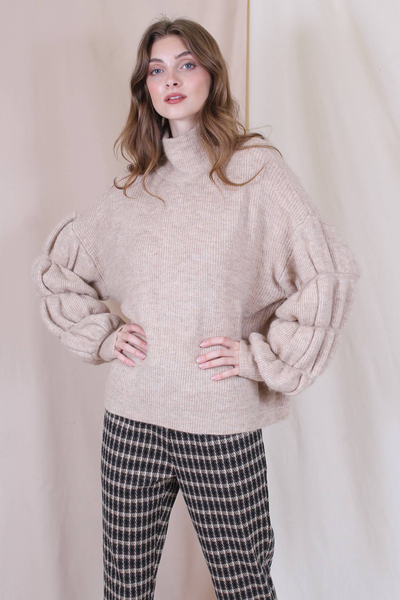 Fore Collection - Wholesale Pullover-trui - Dames - GEBREIDE OVERSIZED TRUI MET RONDE HALS, MOUWDETAIL - TI246010