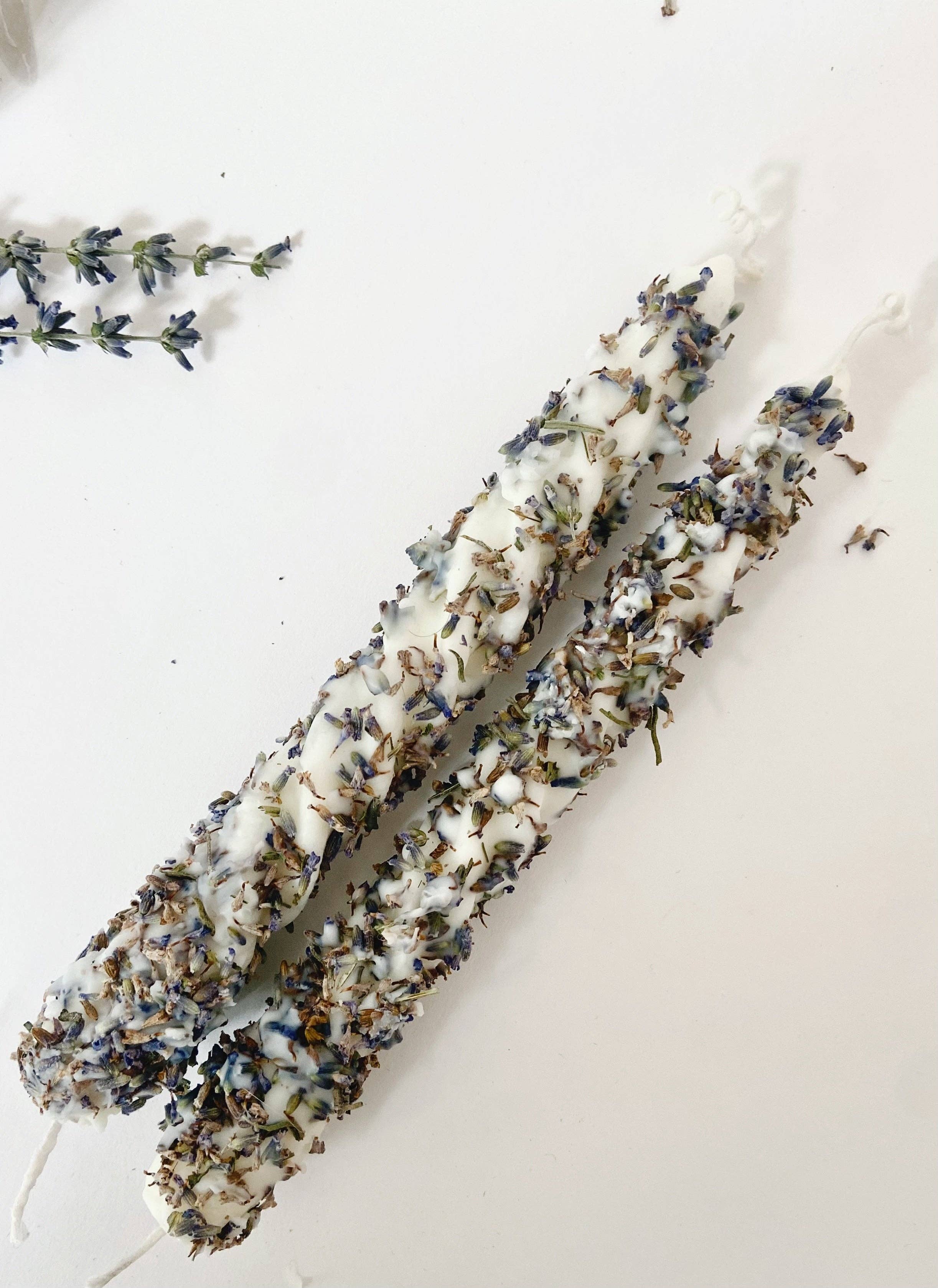 Rivage Candle – wholesale Avsmalnande ljus – Vita ljus strödda med lavendel – doft av vild lavendel0