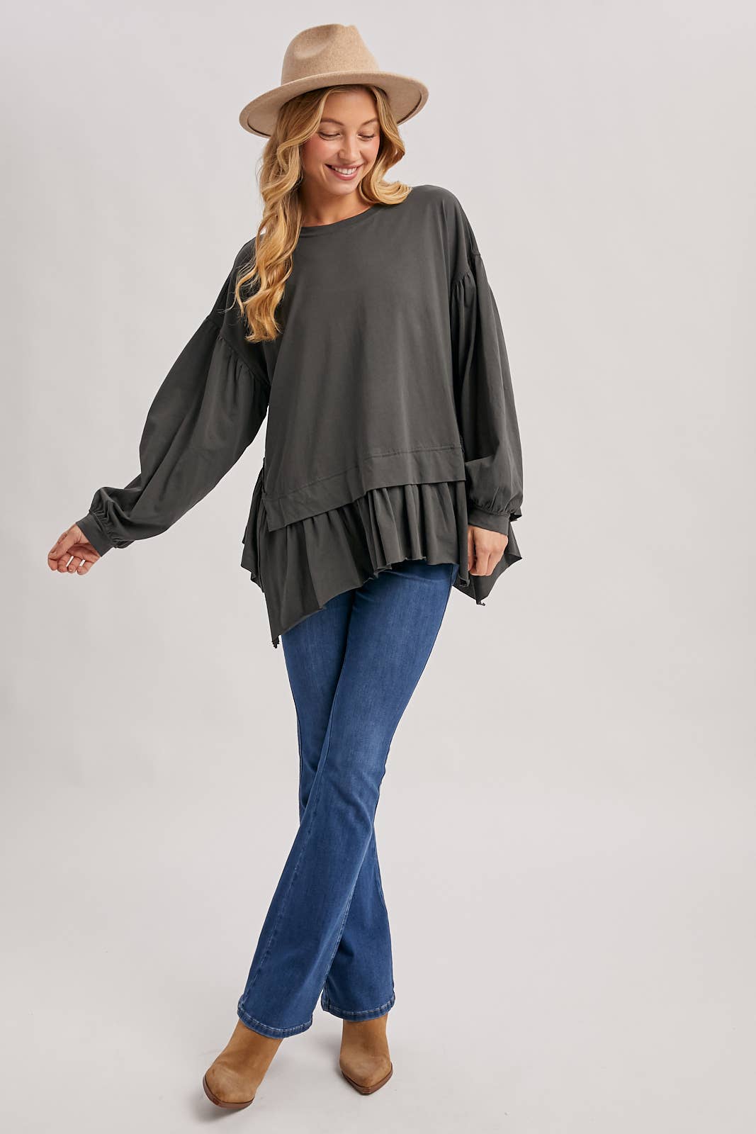 Bluivy – Großhandel Strickoberteil – Damen – ÜBERGROßES STRICKOBERTEIL MIT GERÜSCHTEM PEPLUM-SAUM9