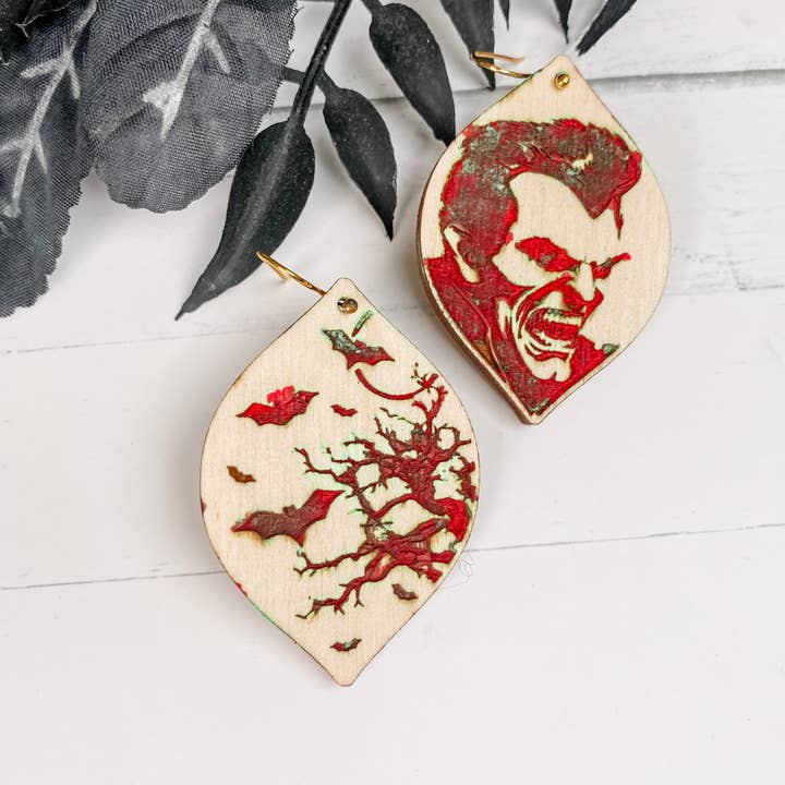 Orecchini per Halloween con Dracula e pipistrelli vampiri dipinti a mano per la vendita all'ingrosso da parte di Natalie Fox Studio