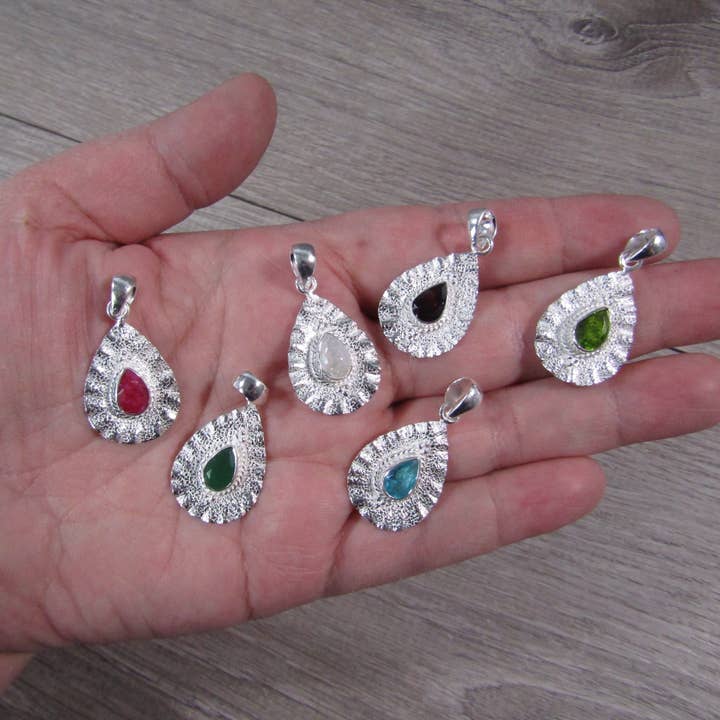 Pendentif coquillage en argent sterling - Pierres précieuses assorties pour la vente par Keystone Crystals