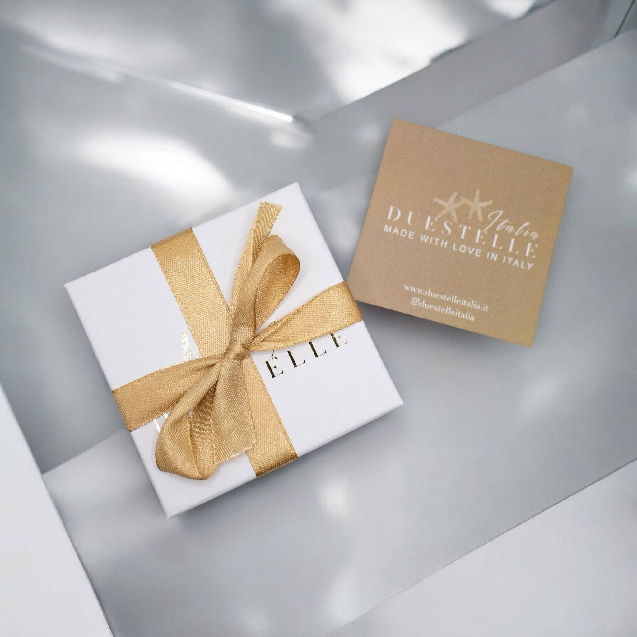 DUESTELLE ITALIA – brincos huggies por atacado – Brincos argola com pingente de concha banhados a ouro 18k5