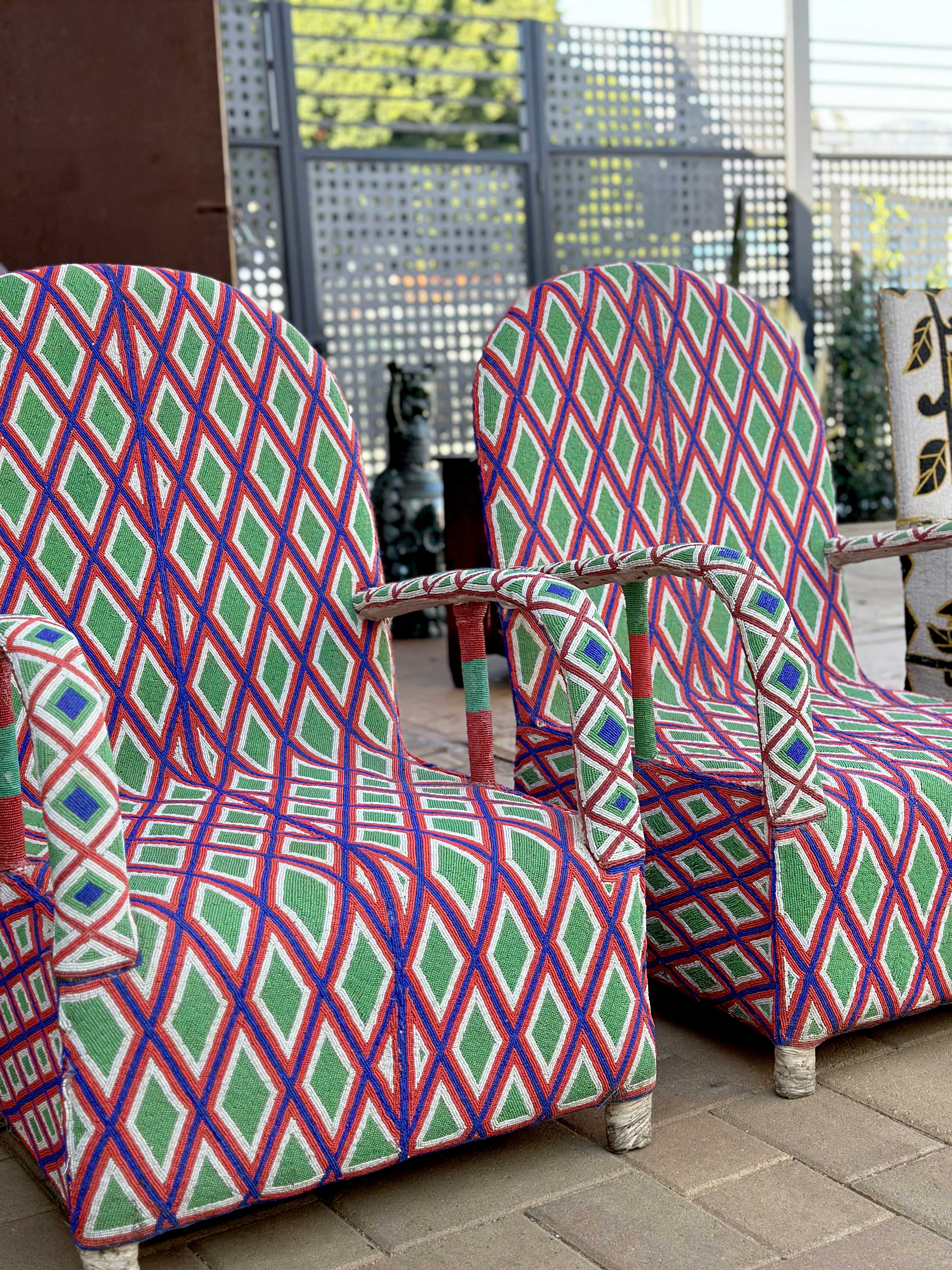 De-cor – wholesale Stol – Par färgglada afrikanska pärlbroderade fåtöljer11