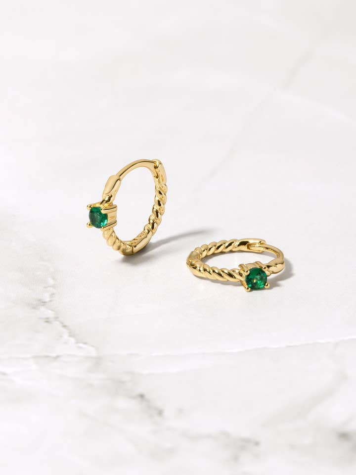 Smaragd Spiral Huggie Hoops for engroshandel hos Sami Jewels