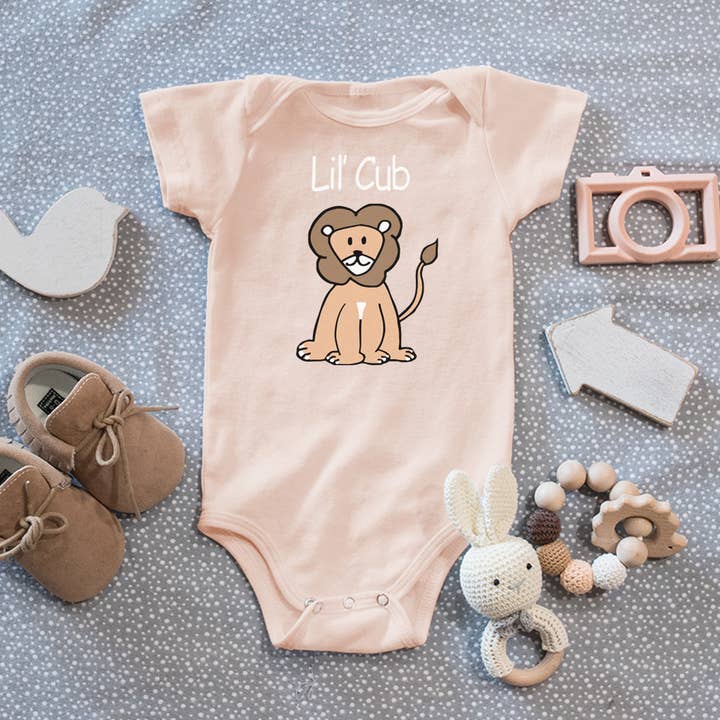 Lil Cub Combinaison - Pêche pour la vente par Hashtag Kids