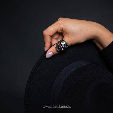 Totenkopf-Signetring aus Edelstahl mit rotem Kristall für den Großhandel von Maral Kunst