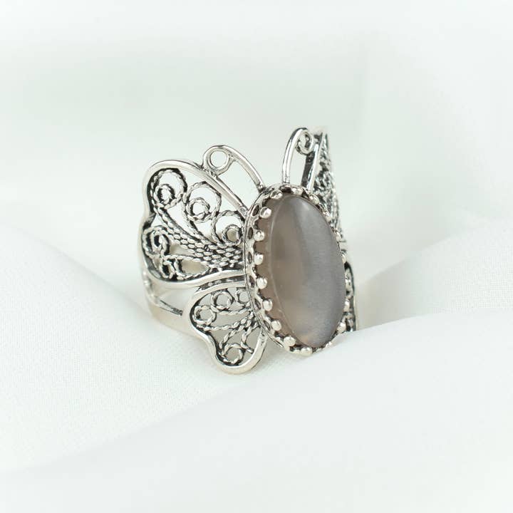 Filigranist Jewelry - Vendita all'ingrosso Anelli cocktail/statement - Anello da donna in argento Sterling con design a farfalla con pietra di luna grigia in filigrana9