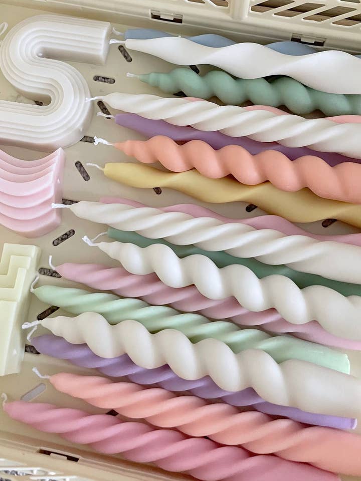 Candele coniche a spirale (un paio) per la vendita all'ingrosso da parte di LA AROMA CANDLE CO.