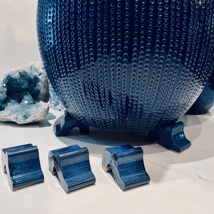 Großes blaues Potfeet-Riser-Set mit drei Topffüßen für den Großhandel von Clayport Pottery