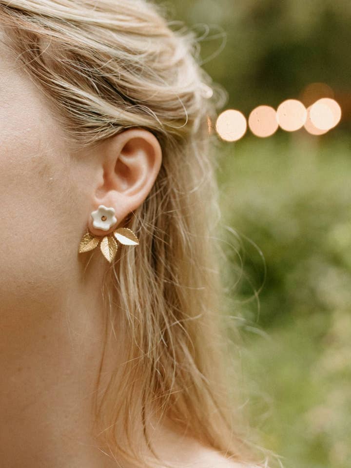 Daisy Flower Stud met uitneembaar jasje van bladgoud voor wholesale door Daily Magic