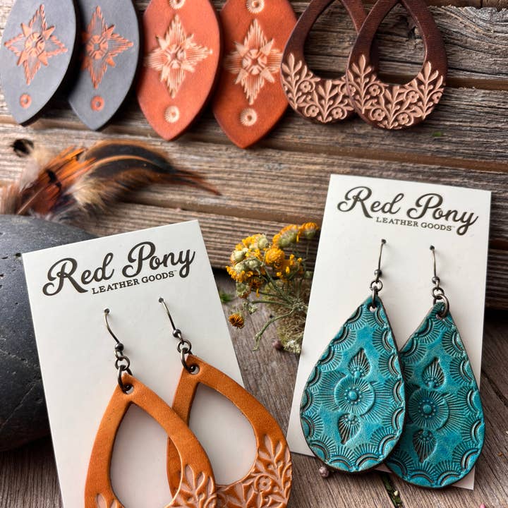 Red Pony Leather Goods – Engroshandel Hængeøreringe og creoløreringe – Håndværktøj Boho vestlige læder blomster Teardrop øreringe7