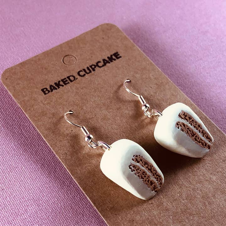 Cake Slice : boucles d'oreilles à la vanille avec glaçage à la vanille pour la vente par Baked Cupcake