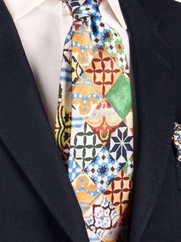 Sizilianische Krawatte aus Satin mit mehrfarbigem Majolika-Druck CS32 für den Großhandel von Graffeo Cravatte