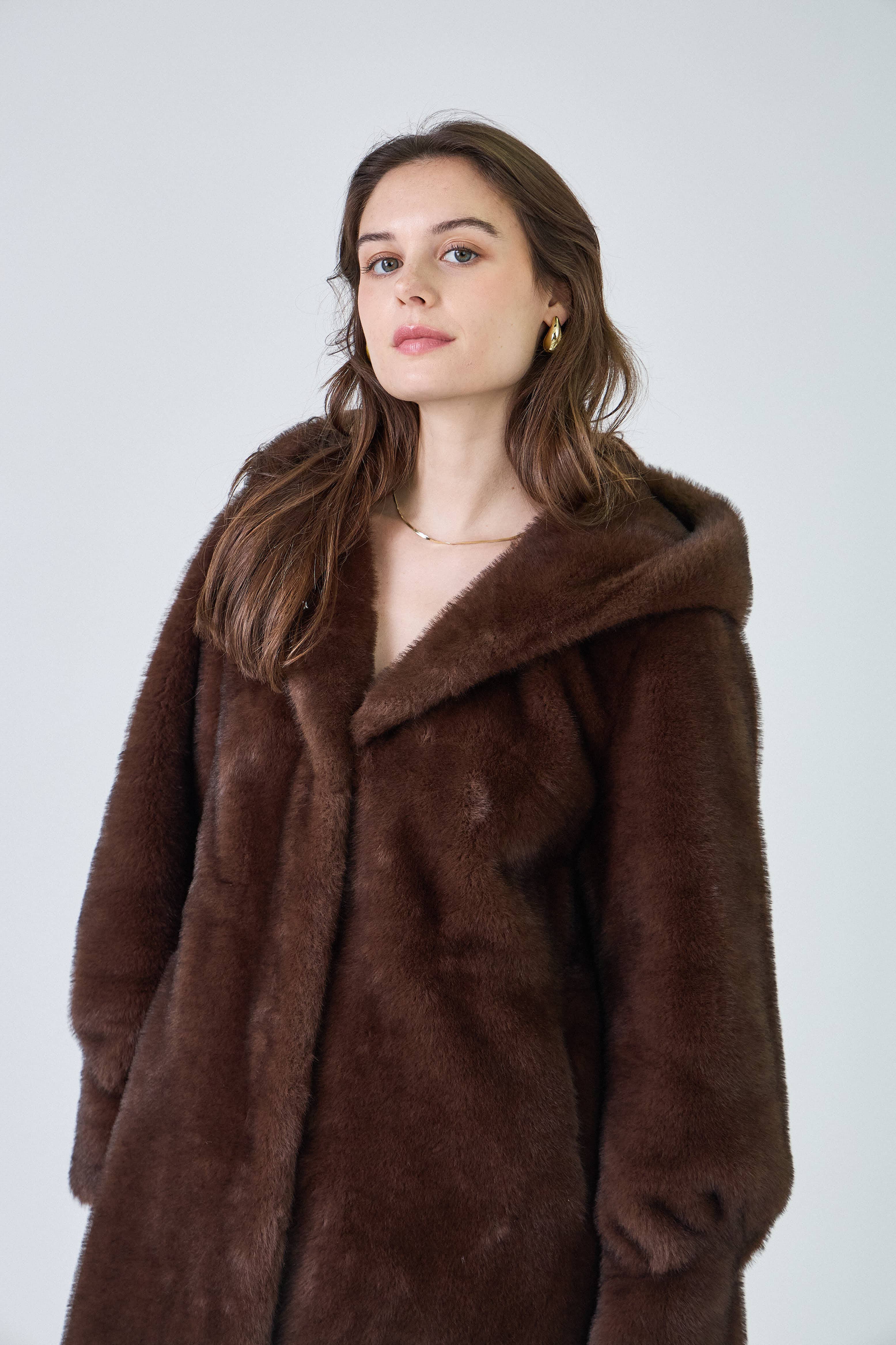 Giovanni Paris – wholesale Päls/fuskpäls - Dam – Lisa's kappa i midjelång fuskpäls med huva och dragsko i midjan19