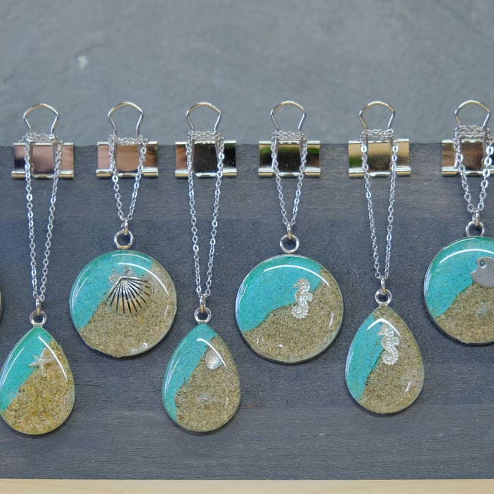 Shoreline Große runde Anhänger mit Charms für den Großhandel von Jo Thomas Jewellery