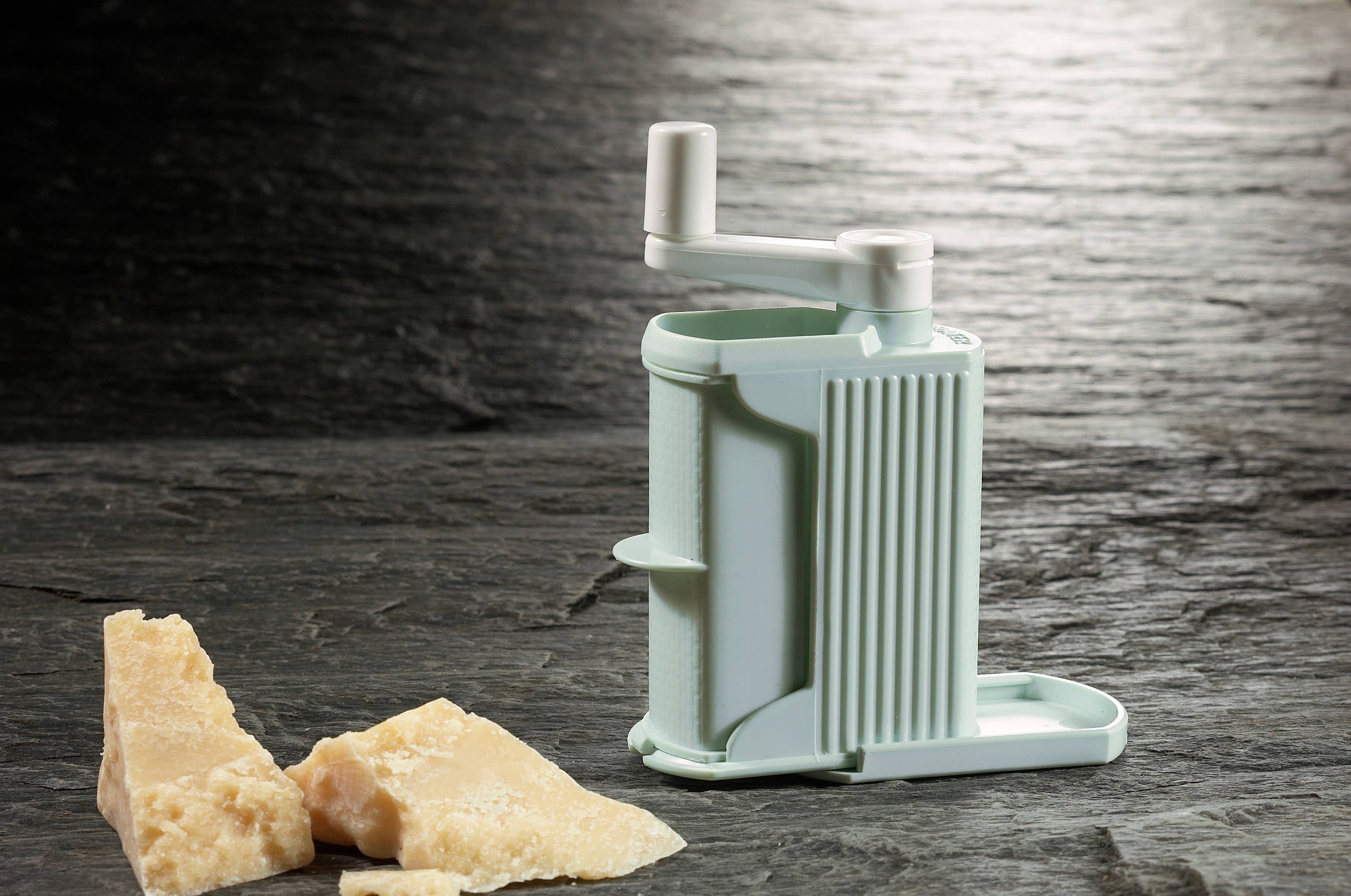 Rigamonti Pietro & Figli srl - Vendita all'ingrosso Grattuge - Grattugia per formaggio Parmigiano Art. 40 - colori assortiti10