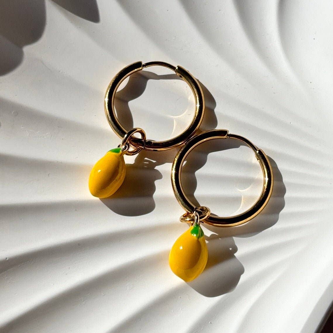 DUESTELLE ITALIA – Brincos de argola por atacado – Limoni & Morangos Hoops - Aros de Ouro com Pendente3