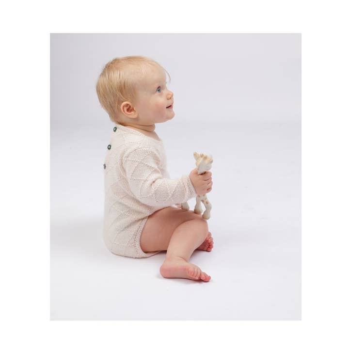 Pdf strikkeopskrift - Noppes Corto bodysuit for engroshandel hos Mamy Factory