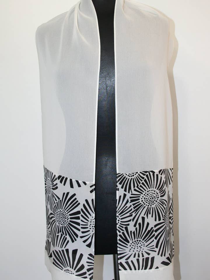 Solblomst Mønstret Rayon Tørklæde - Hvid for engroshandel hos Kavita