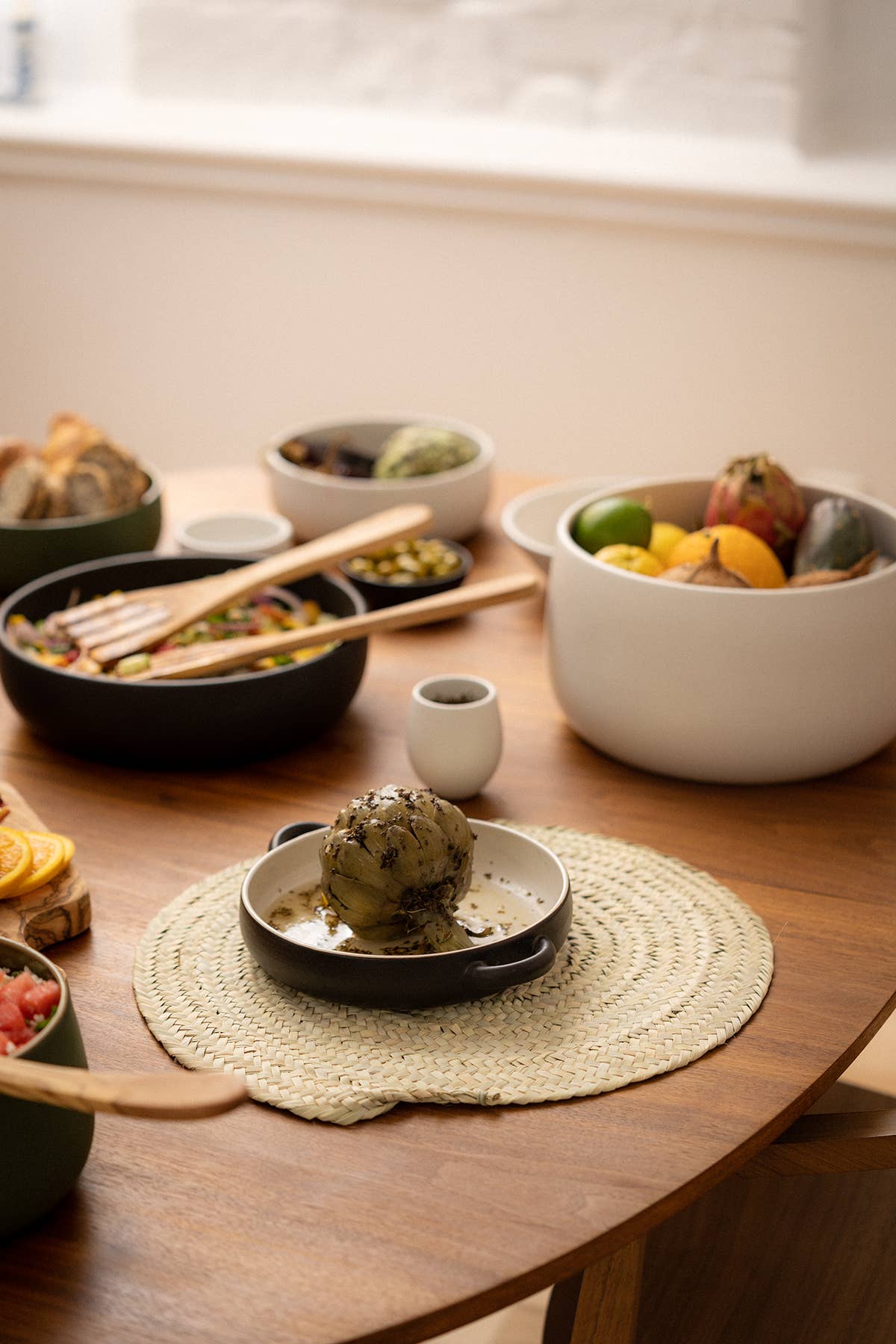 GHARYAN Stoneware & Olive Wood Tableware | Ships from USA - Wholesale Borden - Handgemaagd stenen dinerbord met handvaten - 20 cm1