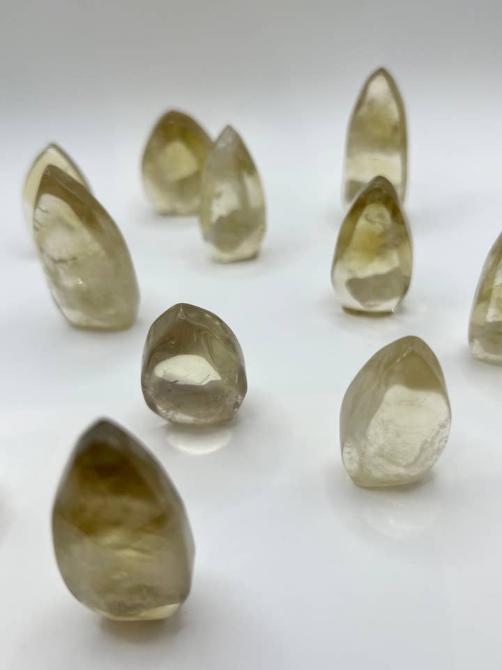 Citrine Tower - Tour Citrine en forme de larme pour la vente par Oils and Auras