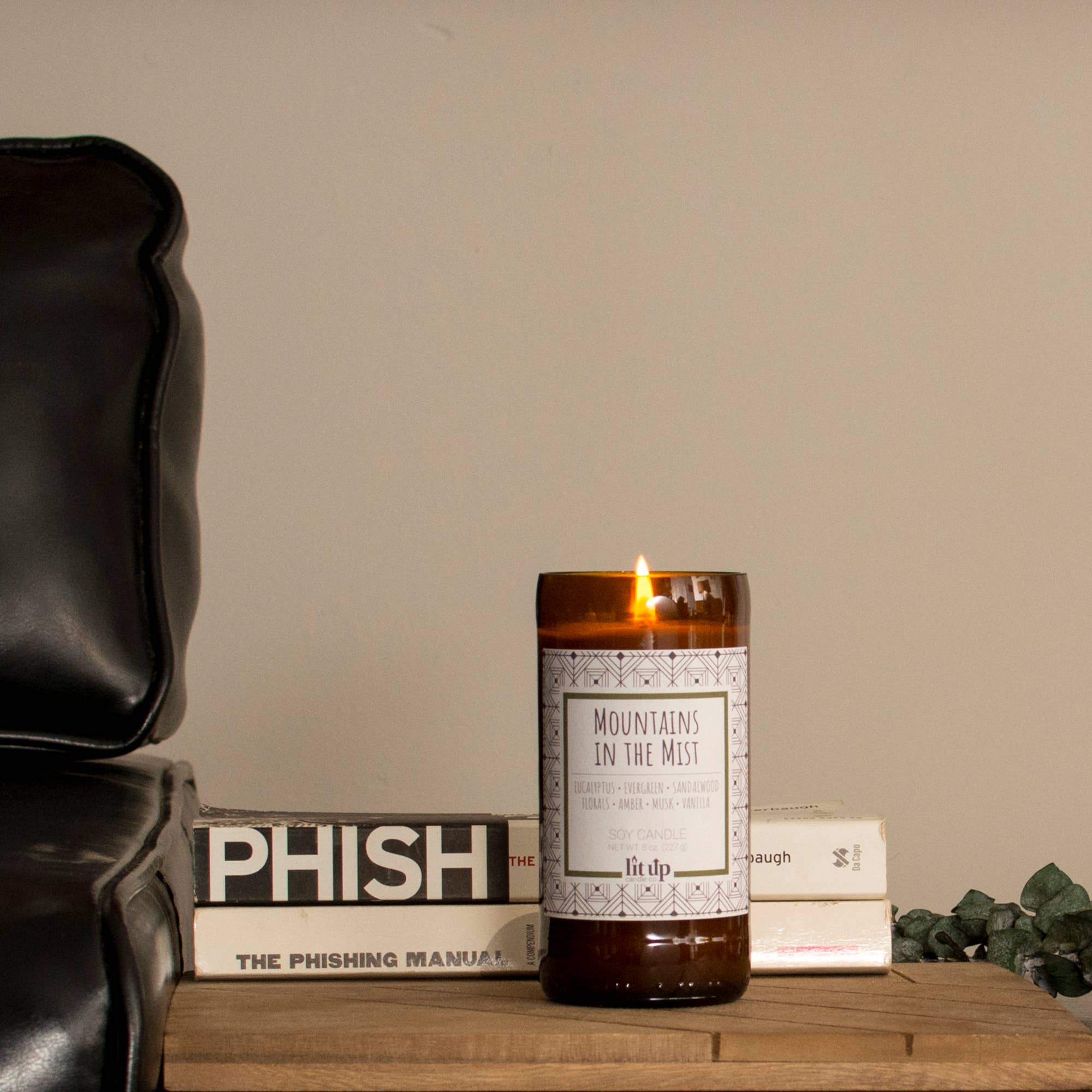 Lit Up Candle Co. – Großhandel Kerze im Glas / gefüllte Kerze – Mountains in the Mist 8 Unzen Sojakerzen in Bierflaschen3