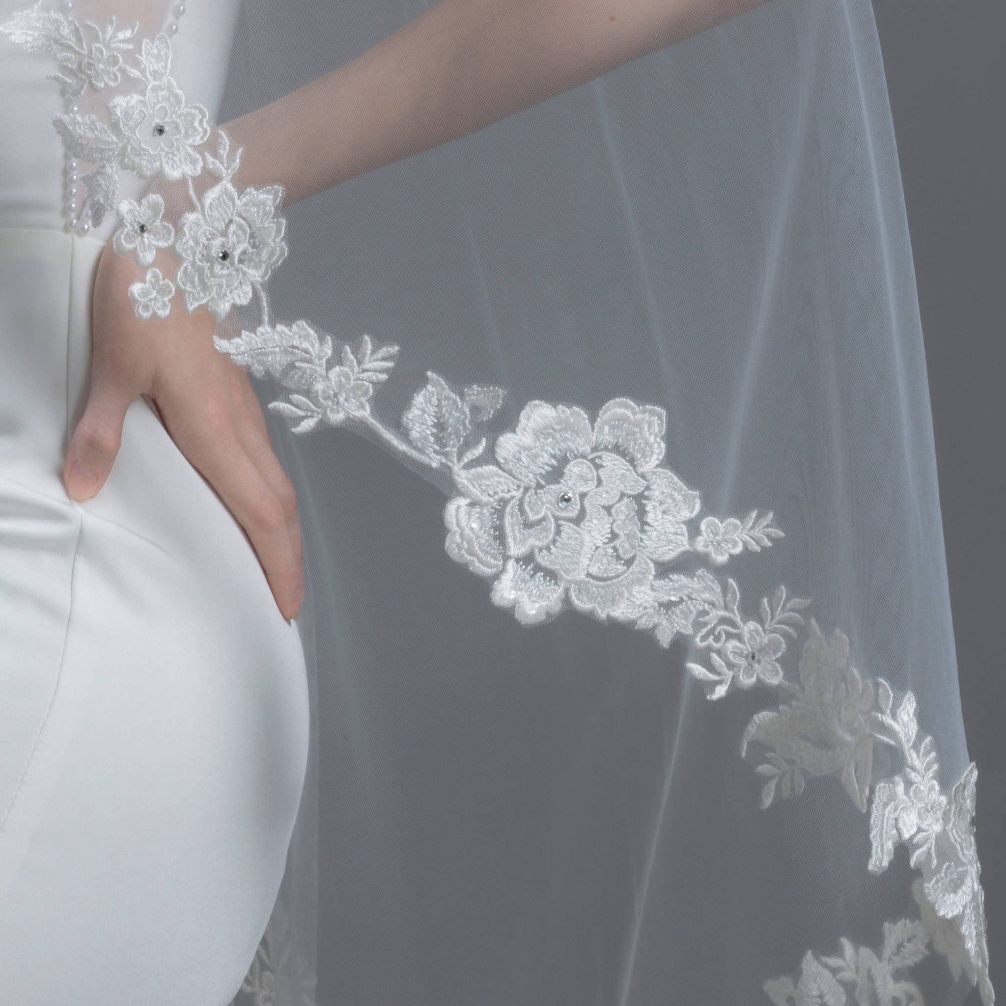 Farinosa Bridal – Véu - Mulher por atacado – Veu de Noiva com Renda Bordada de Videira Floral Farinosa Bridal 107 cm5