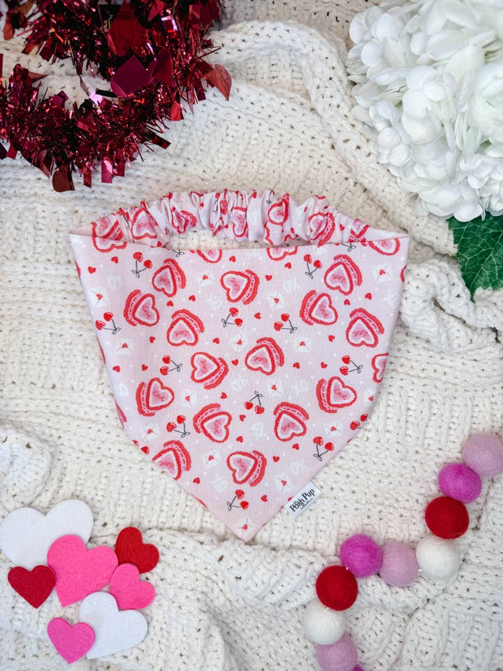 O Amor é Doce Bandana por atacado de The Posh Pup Collective