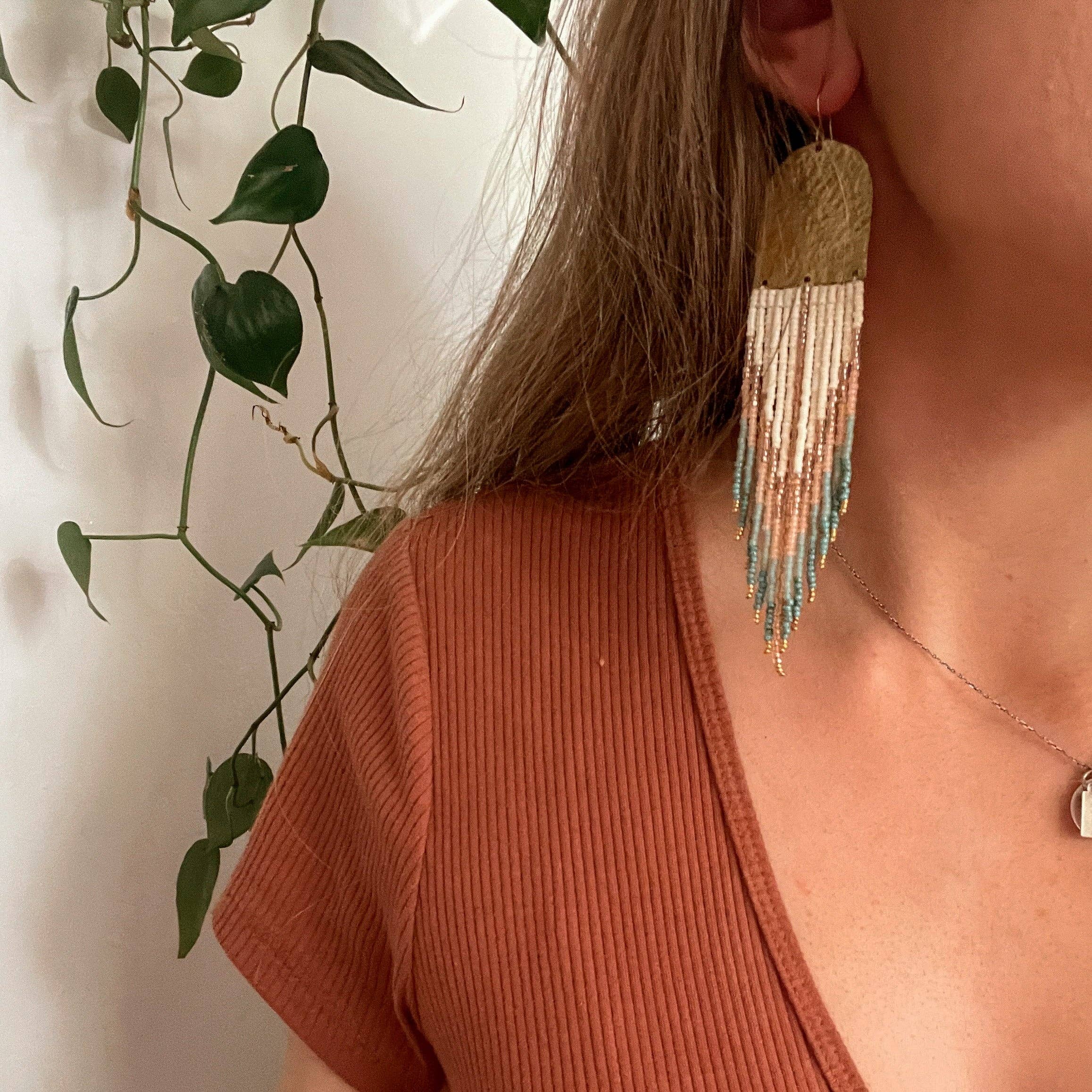 Stone & Sky – wholesale Hängande örhängen – Golden Hour-set i turkos med handvävda pärlor3