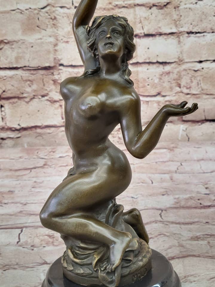 Varmstøbt bronze nøgen kvindelig nymfeskulpturstatuefigur på marmorbase af MiLo for engroshandel hos Bronzhaus