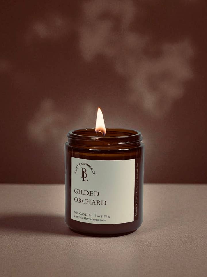 Frutteto Dorato - Candela di Soia in Vetro Ambra da 7 oz. per la vendita all'ingrosso da parte di Black Lavender Co.