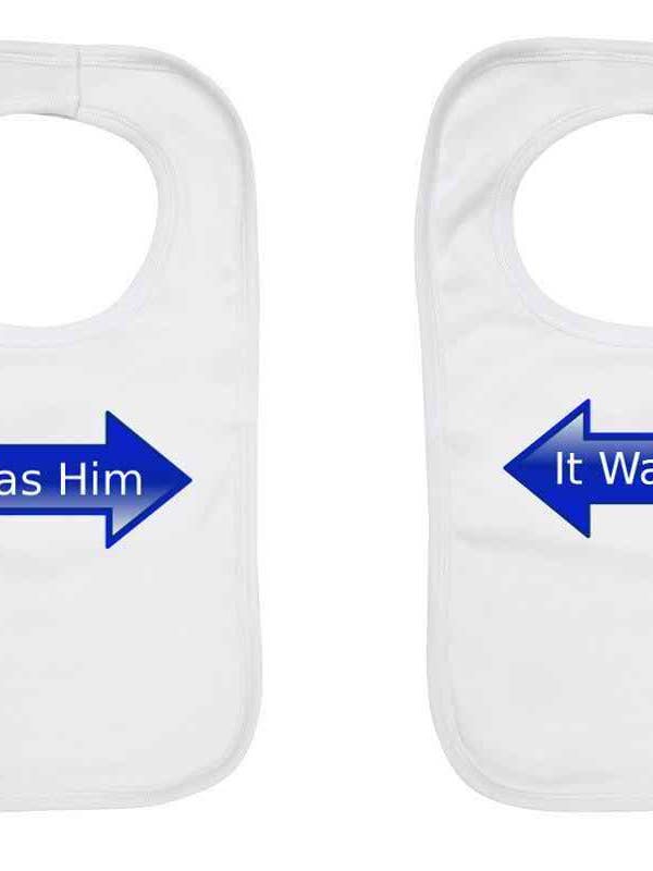 „It Was Him“ Doppelpack, zwei Babylätzchen für den Großhandel von Little Ratbag