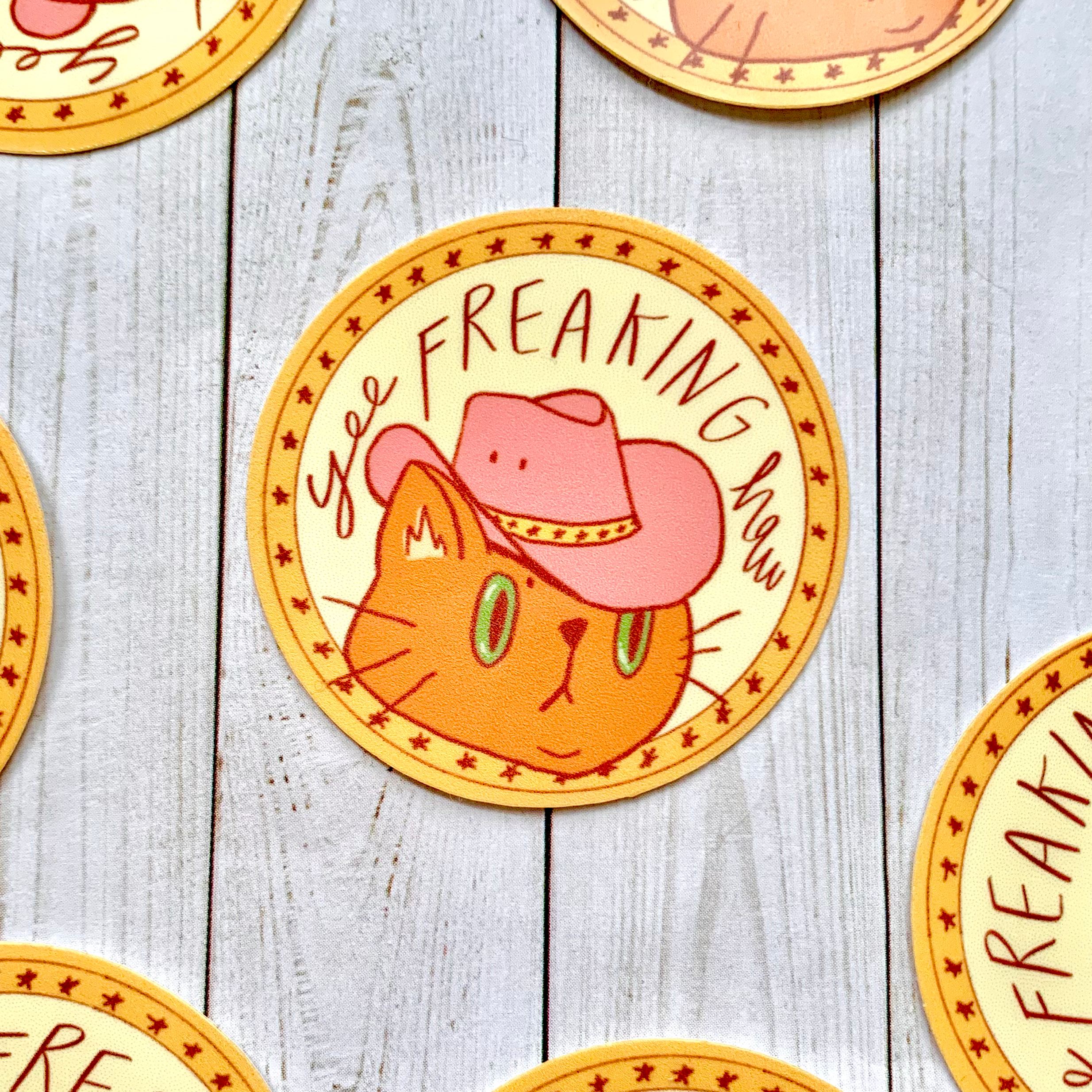 Happyish Brand – Adesivo por atacado – Adesivo de gato Yee Freaking Haw - estampa de gato cowboy4