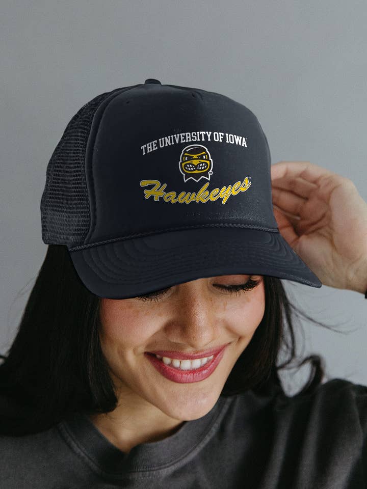 Universiteit van Iowa: Hawkeyes Truckerpet voor wholesale door Girl Tribe Co