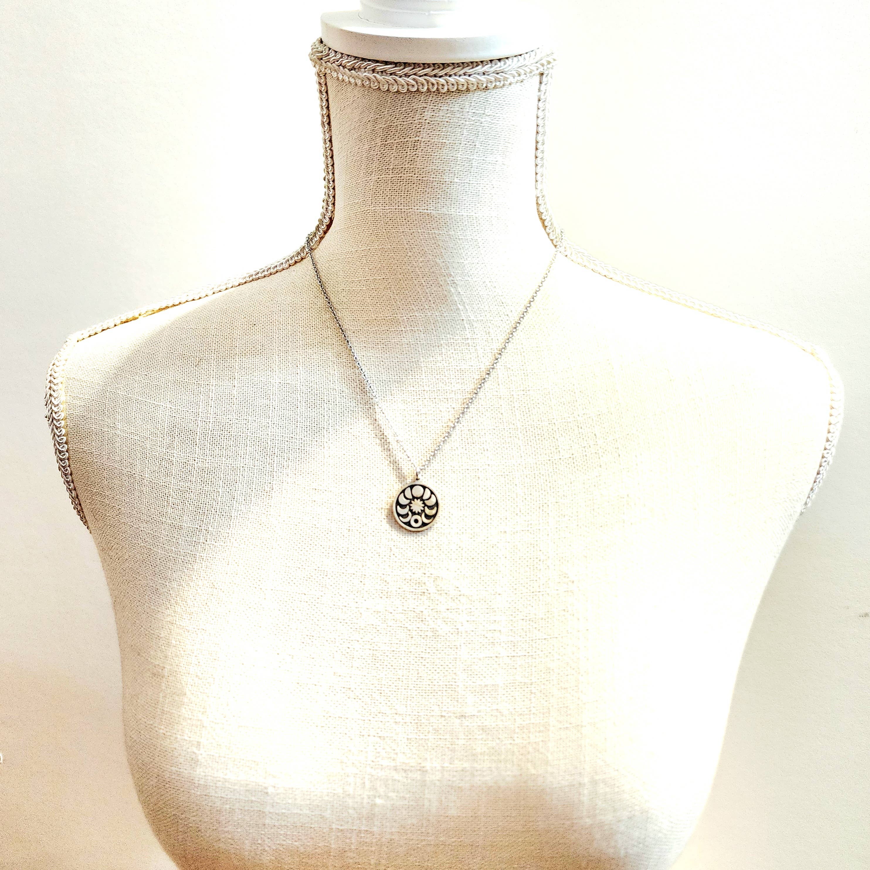 MergingMetals - Venta al por mayor Collares con colgantes/abalorios - Collar de Ciclos de la Luna en Plata Antigua5