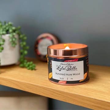 Hundrede Acre Træ Tin Candle for engroshandel hos Lyla Belle Candle Co.