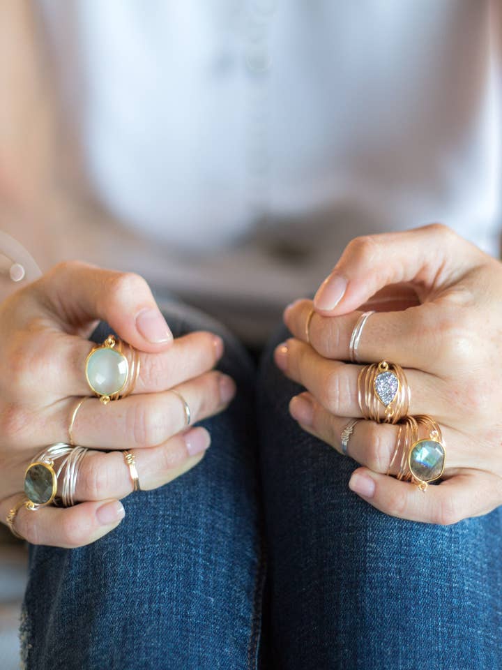 Anillo Torrey en calcedonia azul con relleno de oro de 14 k y plata de ley para venta al por mayor de A Blonde and Her Bag
