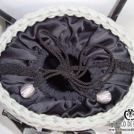 Sac Gris en Ruban Rita Tricoté à la Main - Fait Main pour la vente par Il Tocco di Minerva