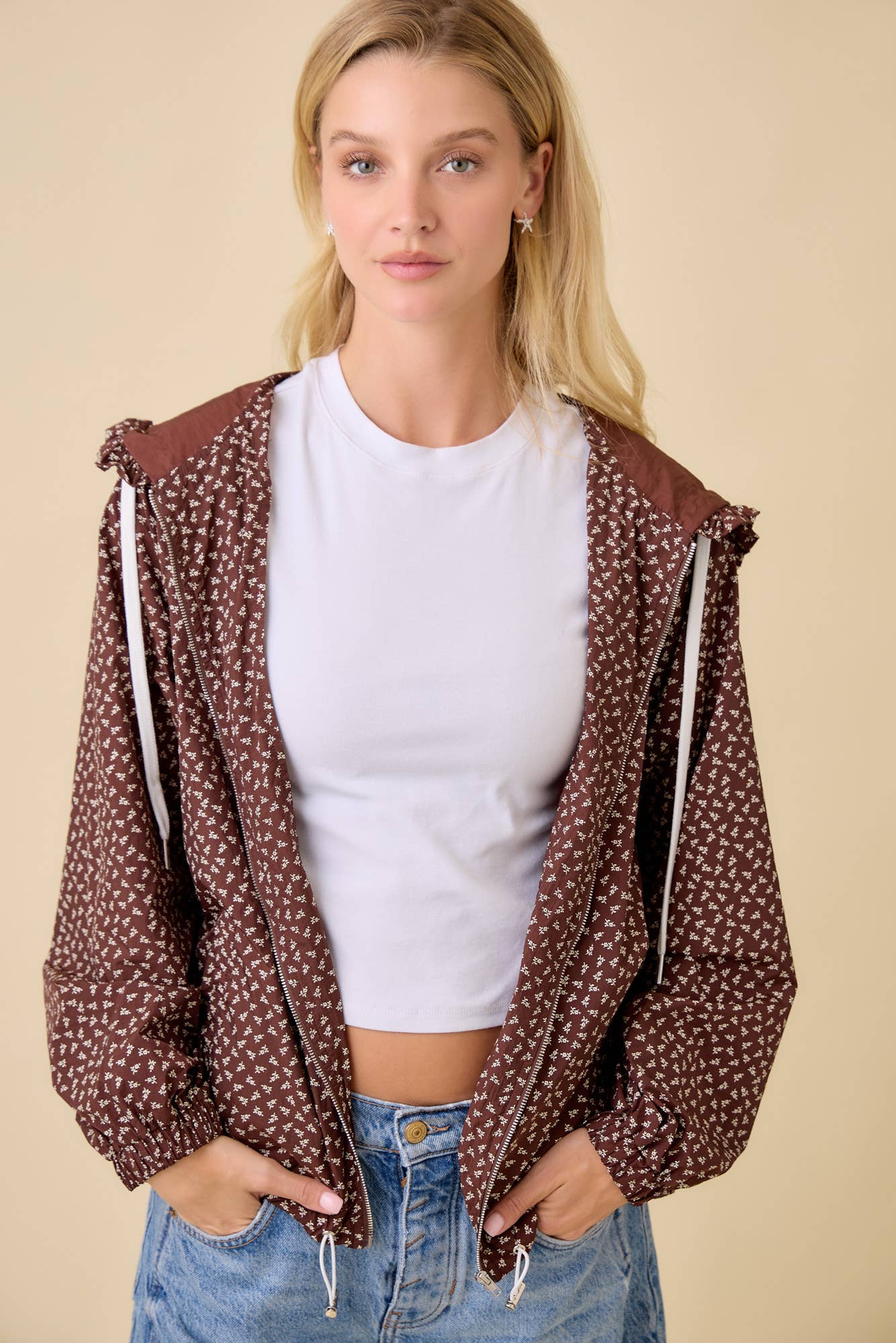 Main Strip - Venta al por mayor Cortavientos - Mujer - Chaqueta con Capucha y Volantes Florales – Rompevientos Femenino Ligero5